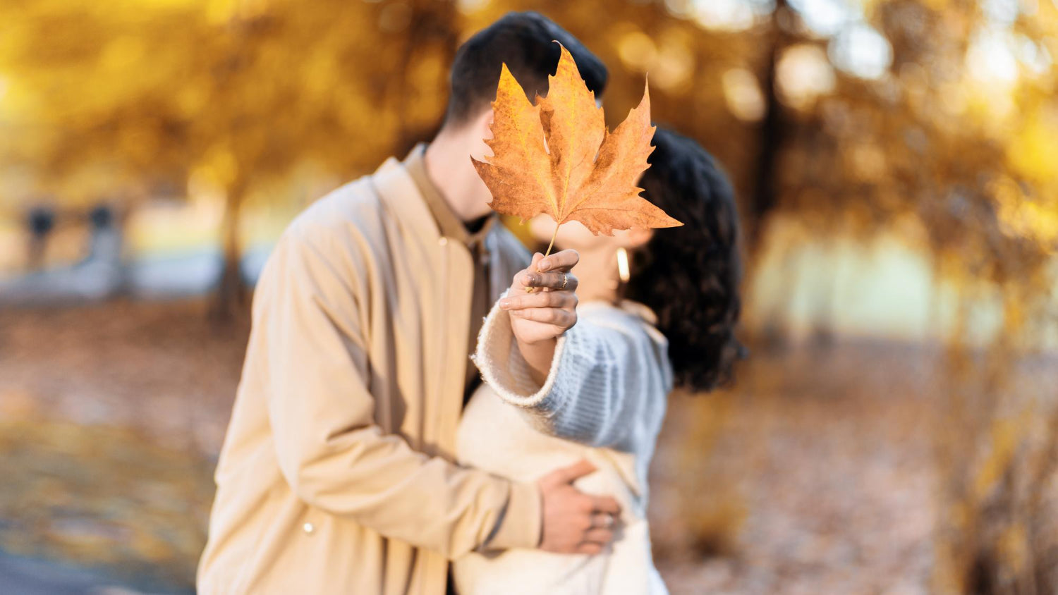 Oval Diamond Engagement Rings That Work with Fall Colors